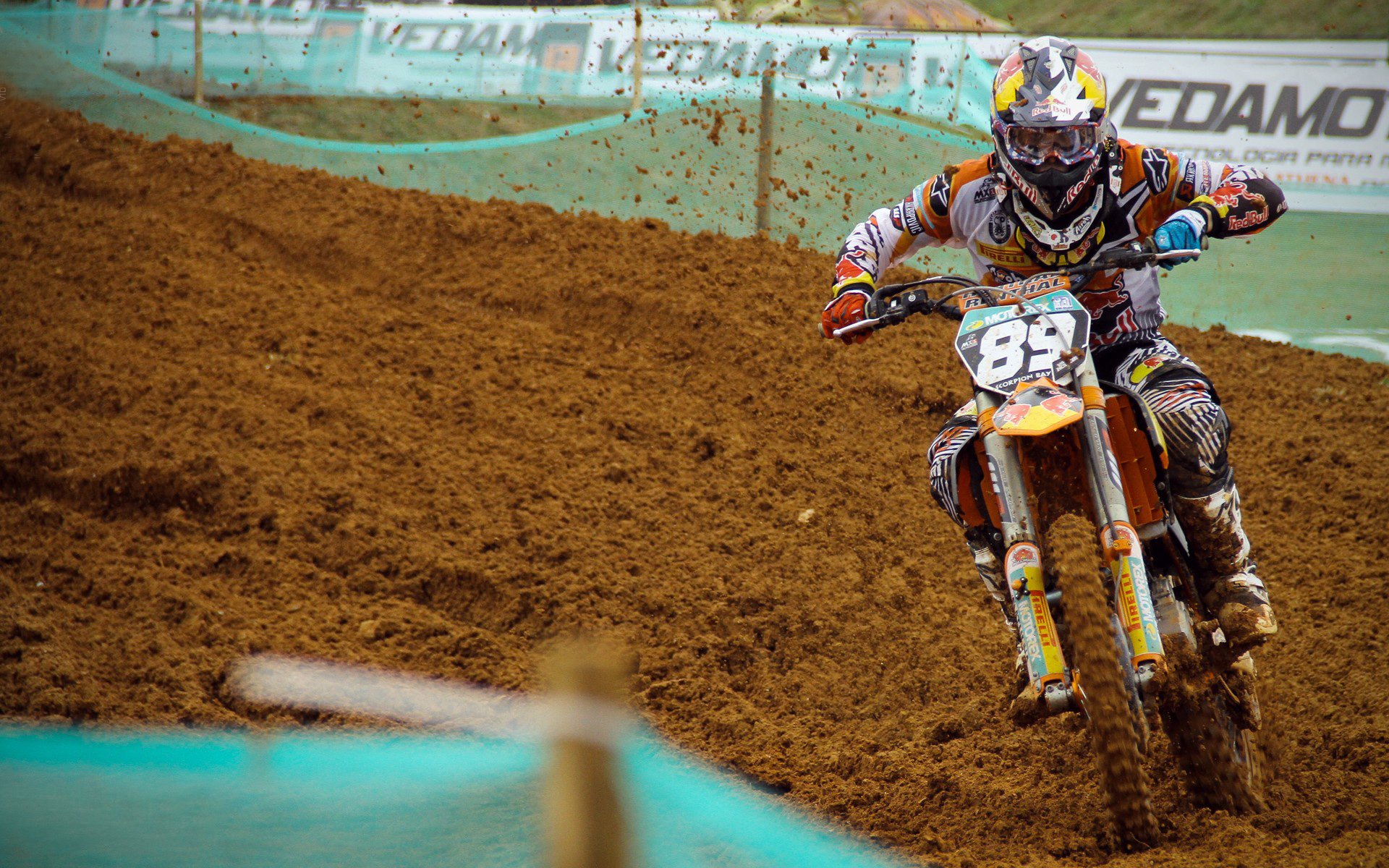 约基奇掌控全局，马刺火力全开压制猛龙